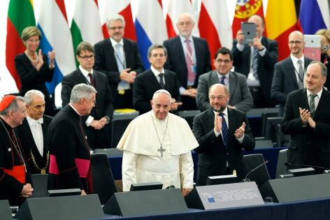  25 Novembre 2014 - Le Pape François (C) est accueilli par le Président du Parlement européen Martin Schulz (D) dans l'hémicycle du Parlement de Strasbourg 