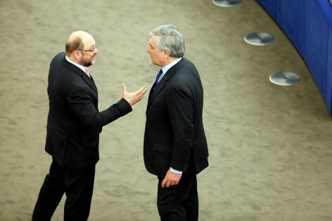  17 Janvier 2017 - Discussion entre Martin Schulz (G) Président sortant du Parlement européen et Antonio Tajani (D) candidat, pendant l'élection du Président du Parlement européen à Strasbourg