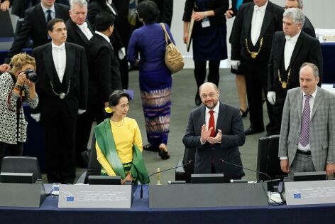 22 Octobre 2013 - Aung San Suu Kyi (G) et Martin Schulz (D) Président du Parlement européen arrivent dans l'hémicycle du Parlement de Strasbourg