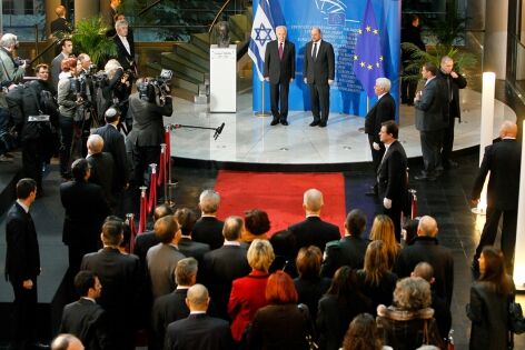  12 Mars 2013 - Shimon Peres (G) et Martin Schulz (D) écoutent les hymnes nationaux au Parlement de Strasbourg