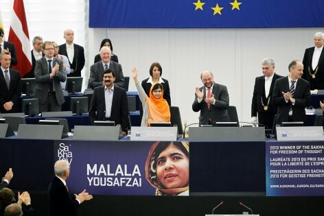  20 Novembre 2013 - Malala Yousafzai (G) lauréate du prix Sakharov 2013 au Parlement européen de Strasbourg