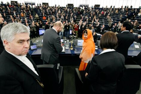  20 Novembre 2013 - Malala Yousafzai (D) lauréate du prix Sakharov 2013 arrive dans l'hémicycle du Parlement européen de Strasbourg