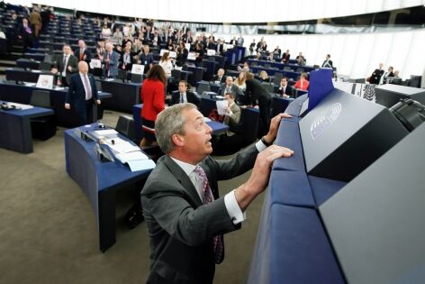  10 Juin 2015 - Discussion entre Nigel Farage (C) et le Président du Parlement européen dans l'hémicycle du Parlement de Strasbourg
