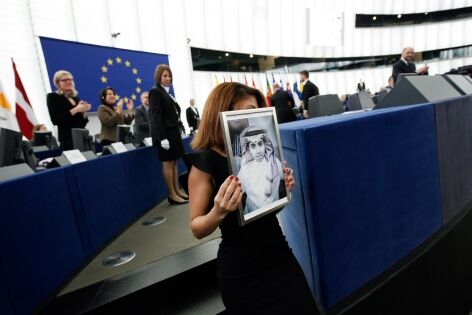  16 Décembre 2015 - Portrait de Raif Badawi écrivain et blogueur saoudien emprisonné en Arabie saoudite depuis 2012, lauréat du prix Sakharov 2015, représenté par sa femme au Parlement européen de Strasbourg