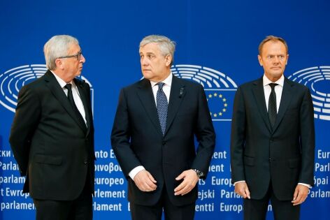  1 Juillet 2017 - Jean-Claude Juncker (G), Antonio Tajani (C) et Donald Tusk (D) lors de la cérémonie d'hommage rendu à l'ancien chancelier d'Allemagne Helmut Kohl au Parlement de Strasbourg