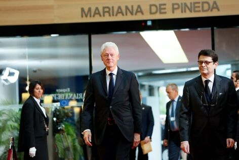  1 Juillet 2017 - L'ancien Président des Etats-Unis Bill Clinton arrive au Parlement de Strasbourg pour la cérémonie d'hommage rendu à l'ancien chancelier d'Allemagne Helmut Kohl