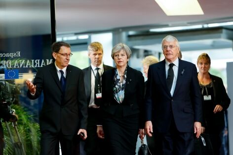  1 Juillet 2017 - La Première ministre du Royaume-Uni Theresa May arrive au Parlement de Strasbourg pour la cérémonie d'hommage rendu à l'ancien chancelier d'Allemagne Helmut Kohl